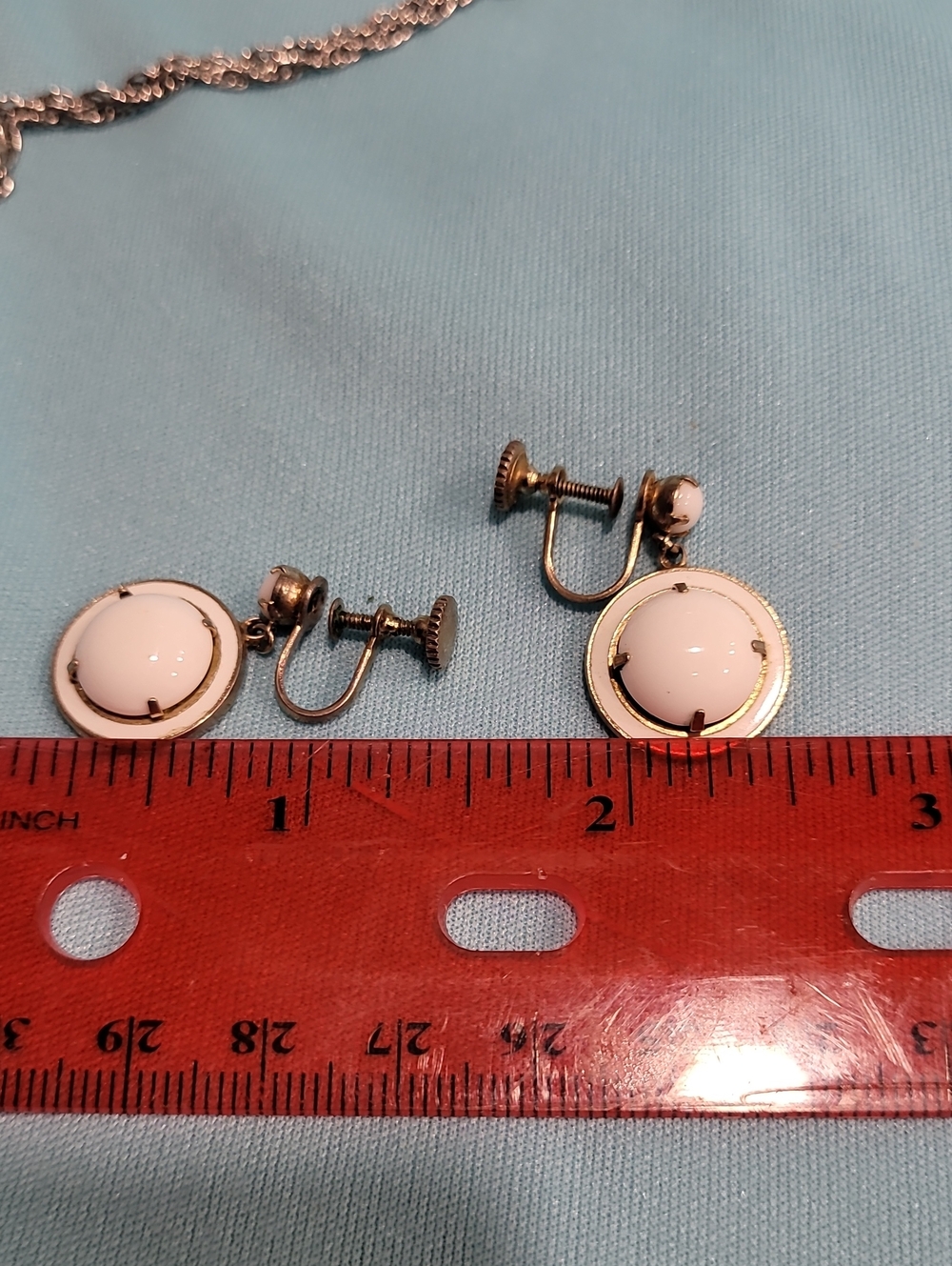 Vintage Classic White Dome Clip-On Earrings - Elegant Women's Jewelry - Picture 4 of 4